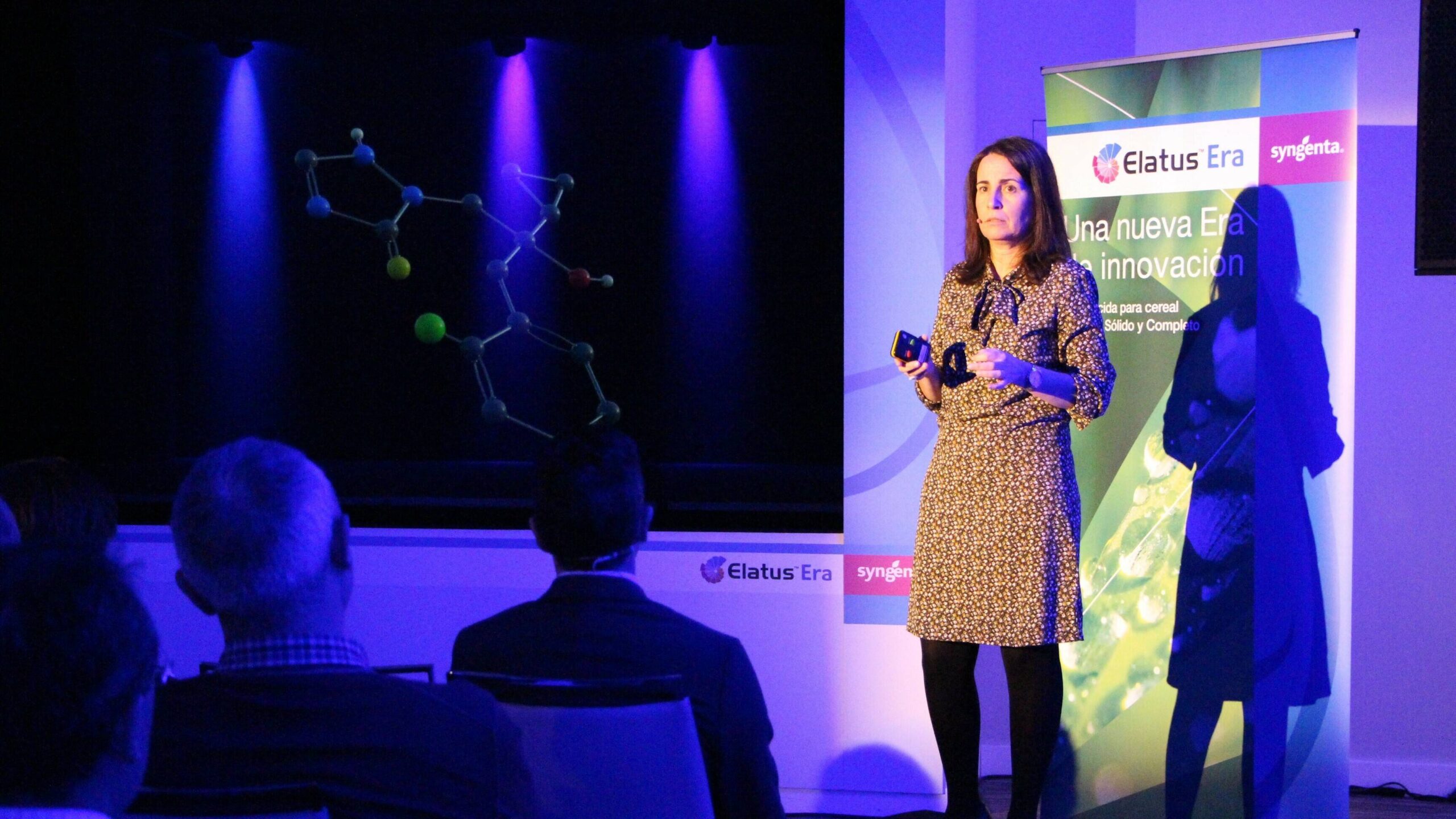 3.- Carmo Pereira, responsable del producto para España y Portugal|2.- Francisco Quiroga, responsable del portfolio de productos de Syngenta en España y Portugal|1.- Presentación de Elatus Era en un original y nuevo formato con hologramas